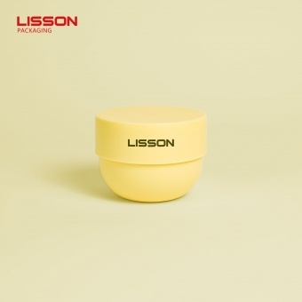 Косметические тубы и баночки из мягкого пластика под собственной торговой маркой.